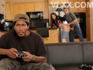 Vóc dáng tuyệt đẹp của cô vợ lẳng lơ khiến máu người sôi lên. Cô ấy mở rộng chân và để lộ âm hộ để thủ dâm. Nó ám chỉ rằng vùng kín của tôi lại ngứa nữa rồi.