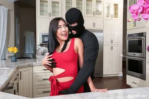 Thằng em bất ngờ nhờ chị gái xoa dịu cơn nứng