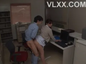 Cậu con trai phát hiện má kế trẻ ngoại tình bố mình