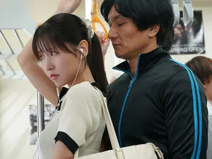 Học sinh nữ gục ngã trước sự điêu luyện của gã biến thái trên chuyến tàu điện