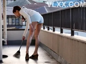 Người đẹp mảnh mai giá trị cao Châu Hy đang thủ dâm trong phòng tắm, từ từ tháo bỏ đạo cụ và ngồi trên bồn cầu. JJ thúc, cưỡi, rên rỉ và thở hổn hển. Thật là hấp dẫn. Đừng bỏ lỡ nếu bạn thích nó.